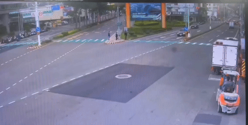 堆高機啟動，牙叉鏟倒機車