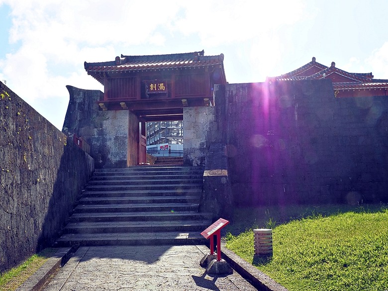 沖繩自助旅行不自駕交通攻略與景點簡述 — 泰越捷VZ568+VZ569、那霸機場入出境、當地GO及Uber、kkday包車接送、沖繩單軌(沖縄都市モノレール)、Air Porter 行李特工(運送) — 2025年教師節連假之日本沖繩不自駕四日之旅 — 「楔子」