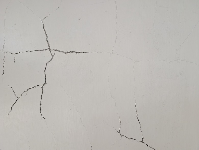 老舊透天的裂痕/壁癌處理