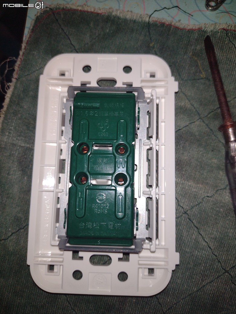 [乙解決]牆壁插座電表測看不懂哪條是火線