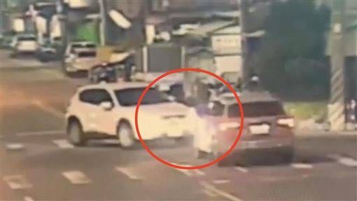 台中大里消防隊前2轎車猛撞！懷胎7月婦、8歲女童急送醫