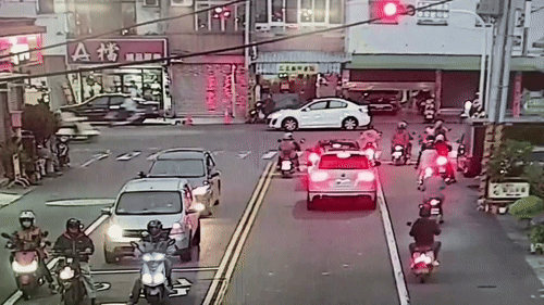 馬自達路中待轉被撞，再撞機車群