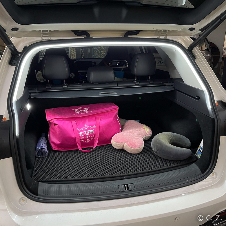 我與 MG HS 的故事. 加裝後備箱 (行李箱) 燈