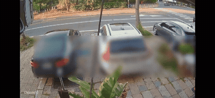 機車撞進人行道，車毀人不治