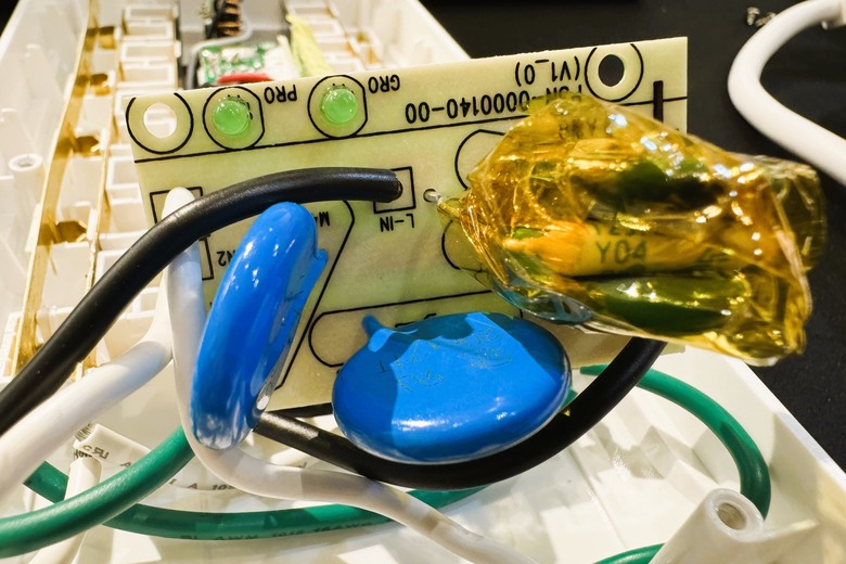 CyberPower 防突波 8插座 2USB 充電延長線 (P0818PDA0-TW) 簡易開箱