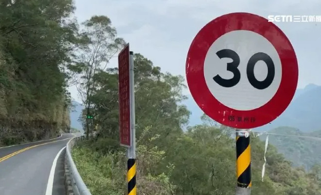 高雄 左轉汽車🚗直行機車沒讓開🛑用生命教訓鈑金。要說超速仔嗎?!🏍️💨💨