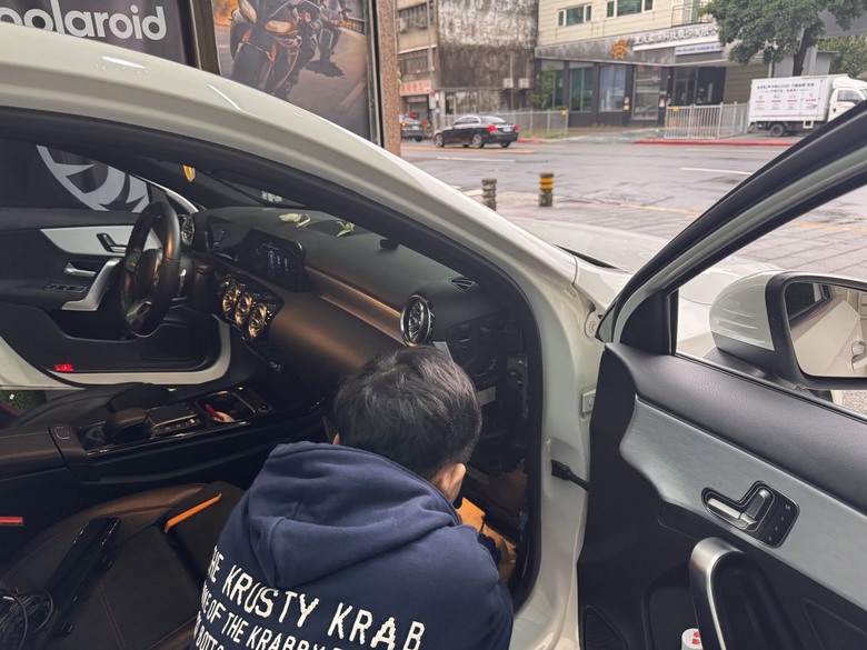 BENZ A180 安裝行車記錄器 過程分享（後視鏡型）