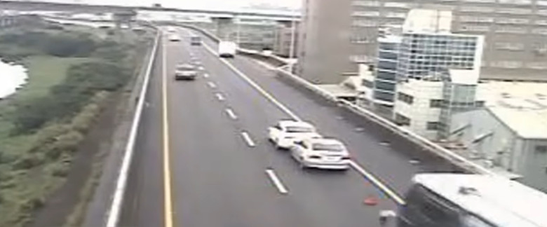 國道高架🚗🚗兩車事故 🔺三角警示牌。擺這樣分明是欠撞。