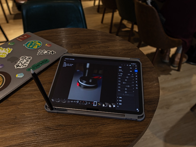 哦!不只保護iPad還可以讓它站起來|《Origo 晶透皮紋 筆槽 iPad Air 保護殼》使用心得