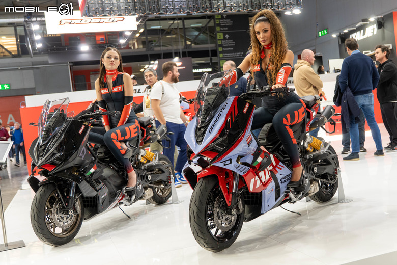 點我看大圖 【EICMA 2025】義大利米蘭貴為時尚之都,來看看車模服裝與車的時尚搭配吧!
