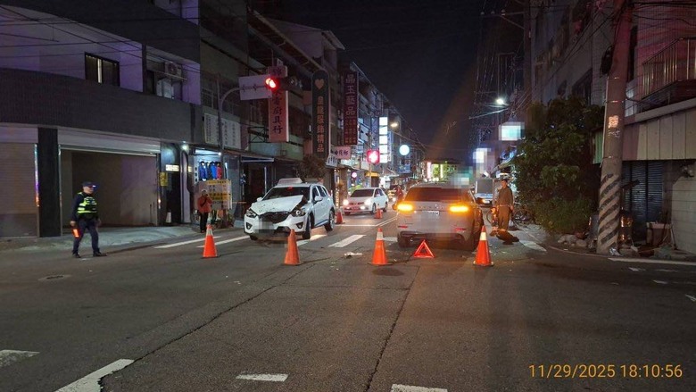 台中大里消防隊前2轎車猛撞！懷胎7月婦、8歲女童急送醫