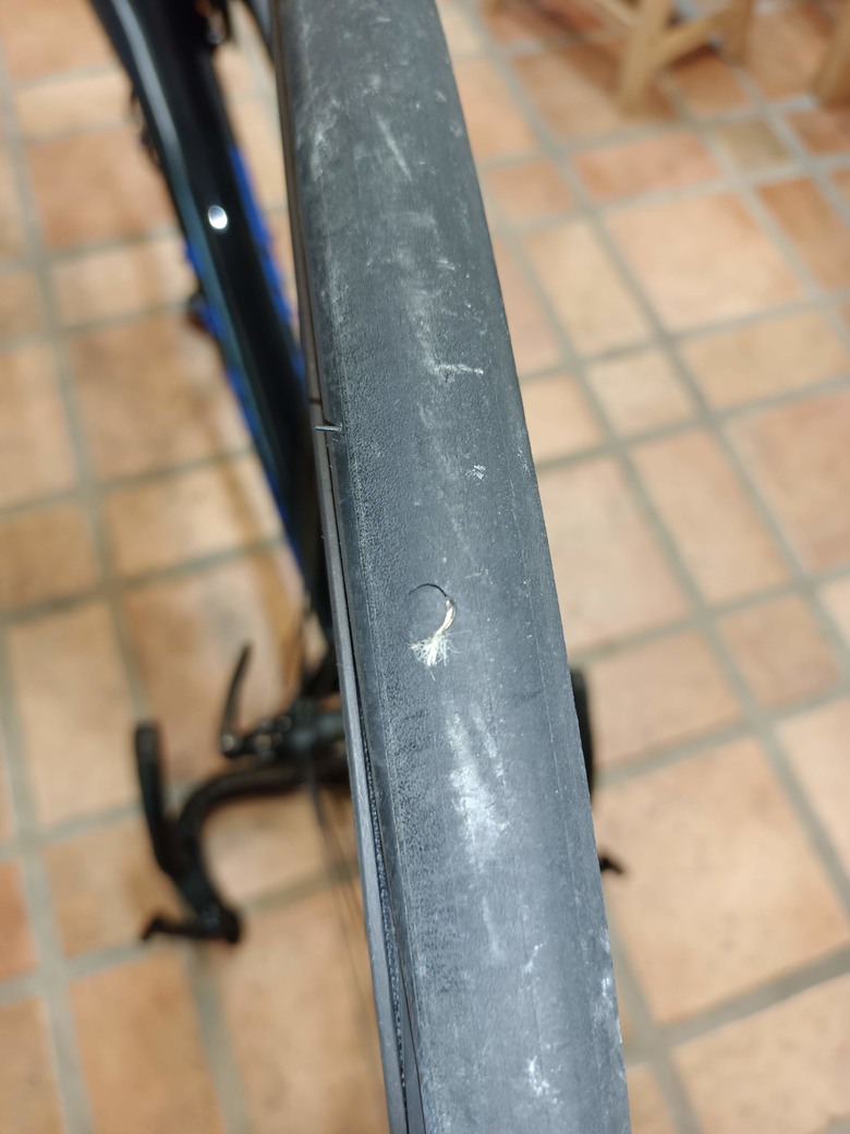 Maxxis high road SL 28C 爆胎