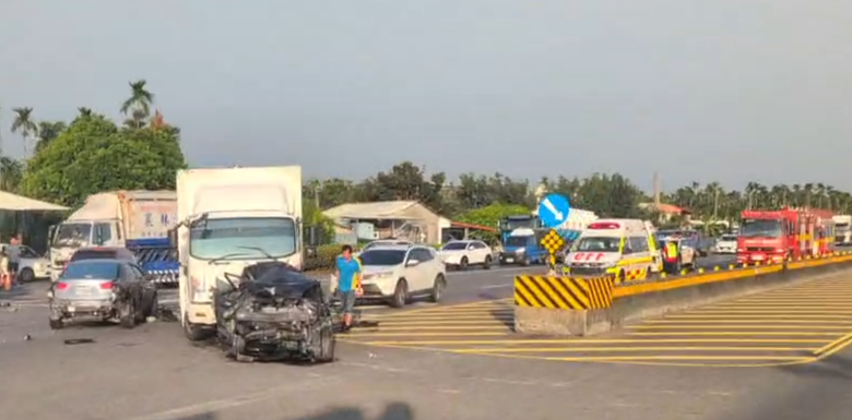 屏東枋寮戰備跑道 多車🚗🚚🚛🚐🚕當我們撞在一起。