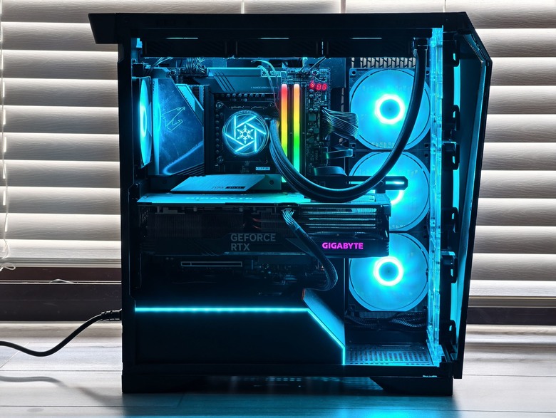 蘊含透視與鏡面的雙重美感，InWin PRISM 中塔式機殼開箱試用