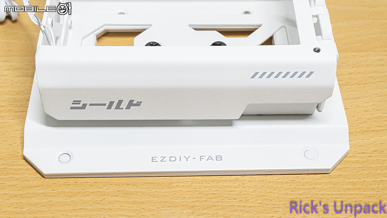 點我看大圖 【開箱】顯卡改裝終極配件 | EZDIY-FAB盾系列 ARGB 顯卡直立支架