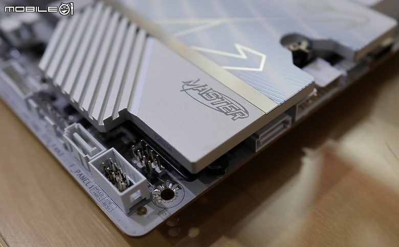 點我看大圖 白色美學 X3D Turbo 2.0 全面加速 X870E AORUS MASTER X3D ICE