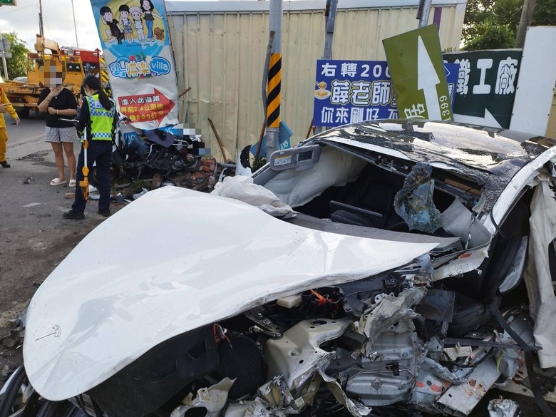 重大！特斯拉高速追撞水泥車，再猛撞4貼機車，駕駛不治，更新影片