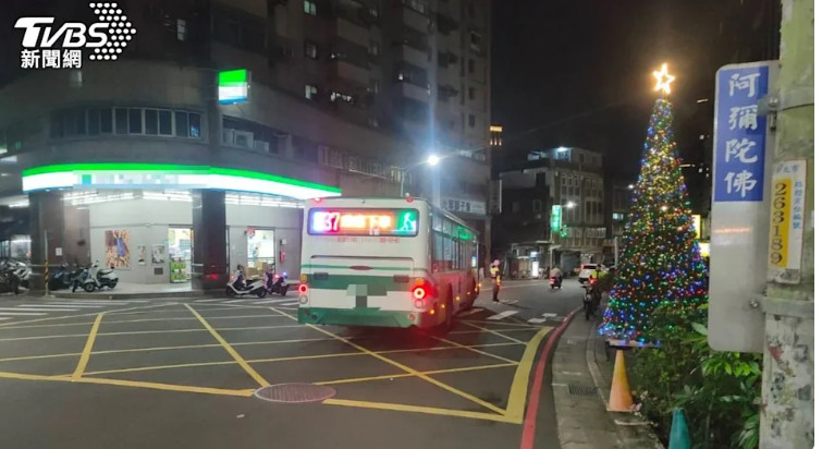 新北 新莊🚌公車行經斑馬線，🚍送你🕊️上西天🌅😵.......行人沒禮讓啦💥💀