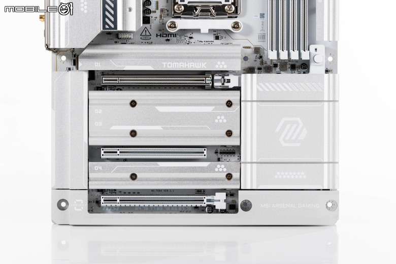 微星 MAG X870E TOMAHAWK MAX WIFI PZ 主機板開箱實測 以實用豐富配置搭配美型背插設計