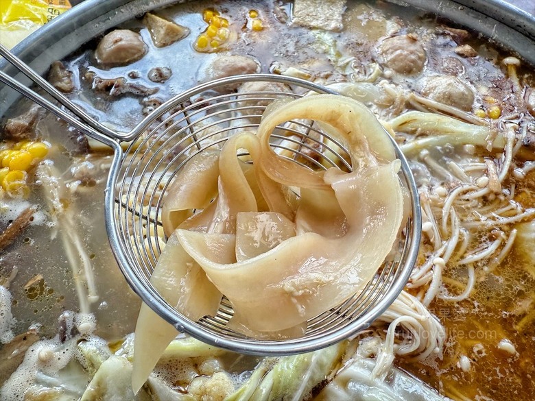 南投薑母鴨推薦，薑母鴨、胡椒全鴨還可以一鍋兩吃，山泉水養殖吳郭魚、現撈泰國蝦，埔里在地美食