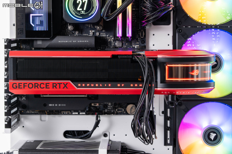 ROG Matrix Platinum GeForce RTX 5090 顯示卡開箱實測 集 30 周年經驗大成的頂級遊戲效能輸出者