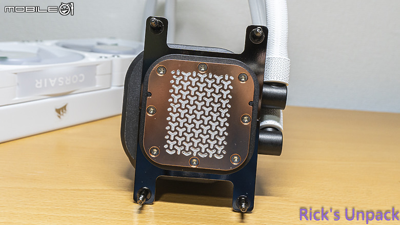 【開箱】泰坦潔白水冷 | CORSAIR iCUE LiNK TITAN 360 RX RGB WHITE