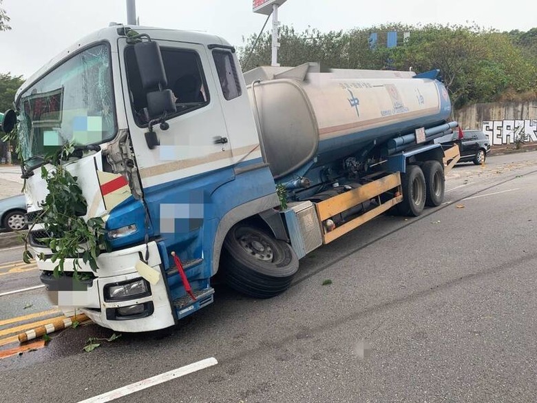 司機還沒上車，油罐車跑了，還衝過中央分隔島