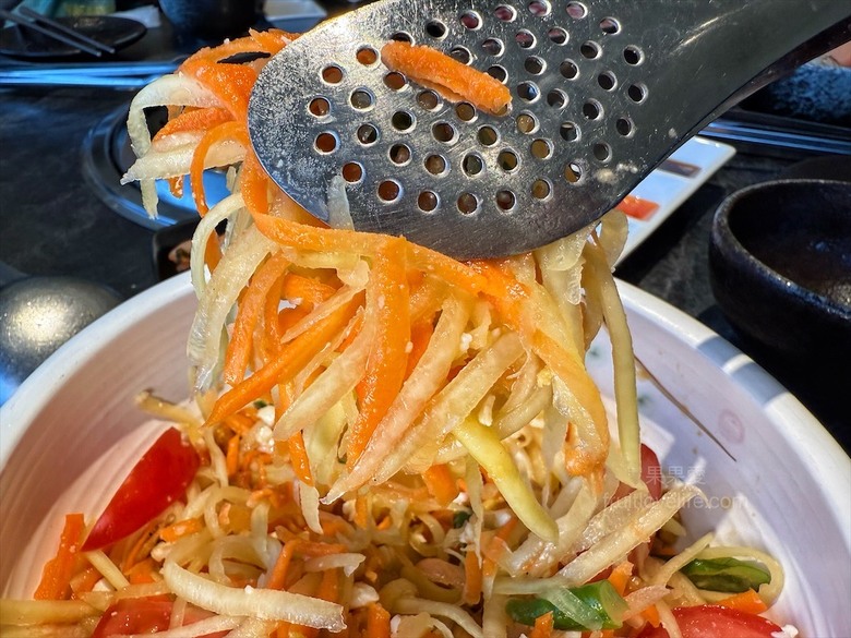 稻田美景燒肉店，套餐肉量十足，泰式沾醬超唰嘴又解膩