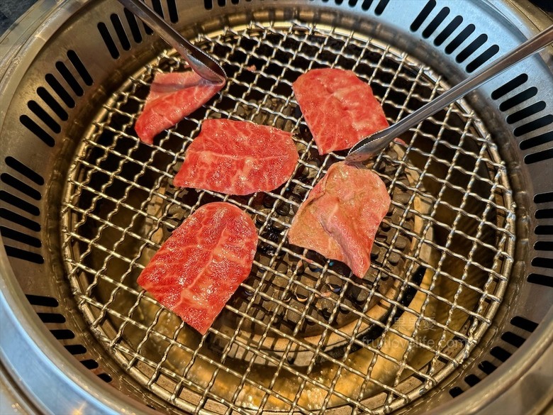 稻田美景燒肉店，套餐肉量十足，泰式沾醬超唰嘴又解膩