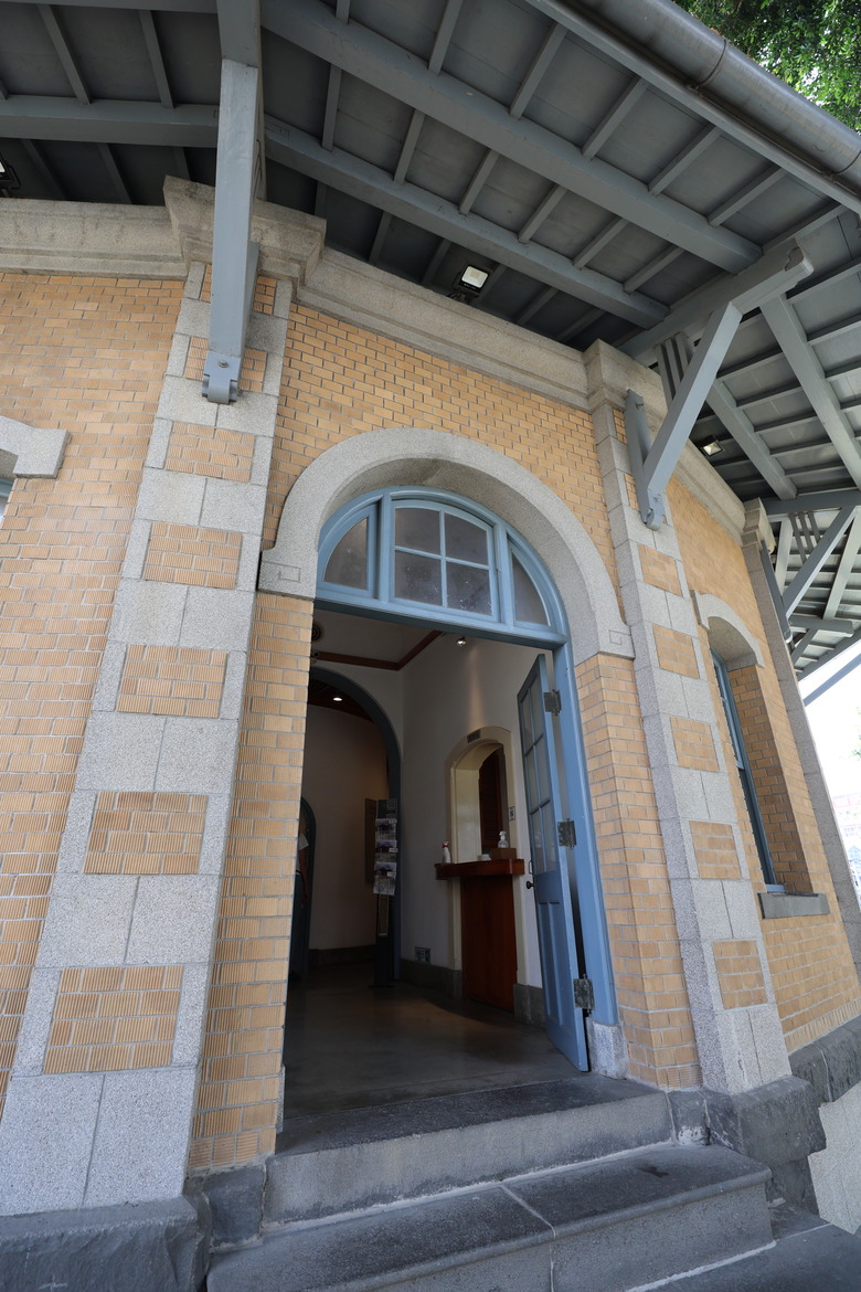 帶著R8的旅行 鷲嶺食肆 原台南測候所 吳園藝文中心 臺南知事官邸 億載金城