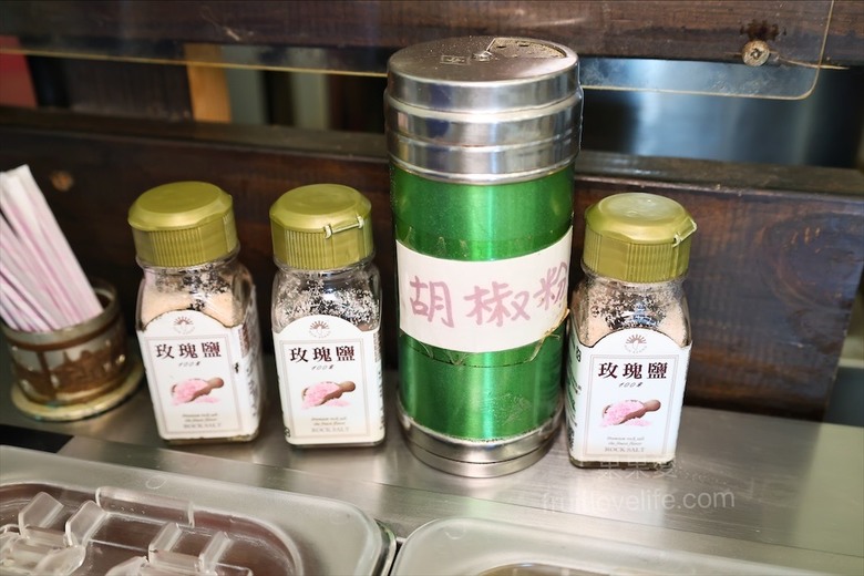 田野間超人氣泰式燒烤火鍋,湯頭三吃、高品質肉品、寵物友善、無服務費