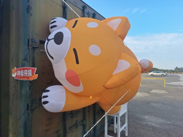 台南超萌新地標！巨型柴犬「鹹DOG DOG」攻佔七股鹽山！