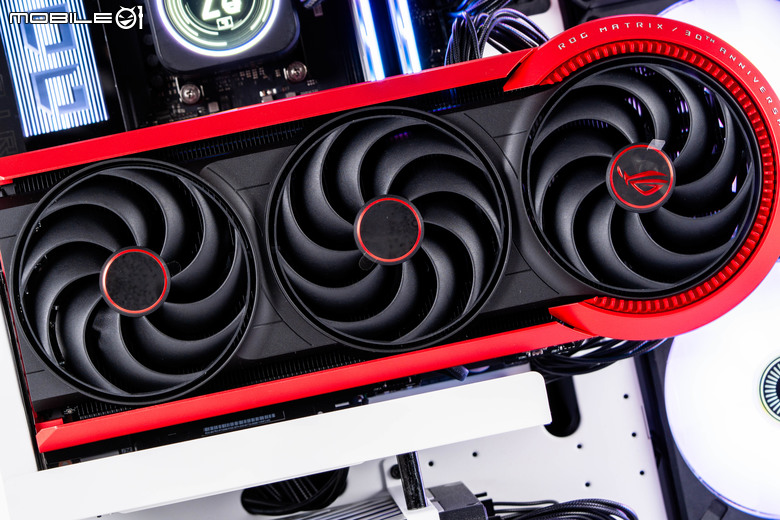 ROG Matrix Platinum GeForce RTX 5090 顯示卡開箱實測 集 30 周年經驗大成的頂級遊戲效能輸出者