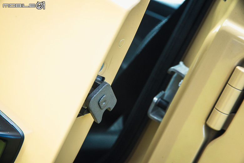 駕著Mercedes-Benz G 450 d來趟露營體驗，在城市與山林間恣意轉換的生活態度！