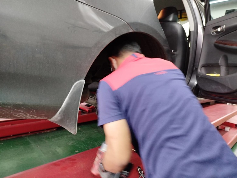 2010年10.5代 Altis 更換外場KYB黑桶前避震器+原廠後避震器