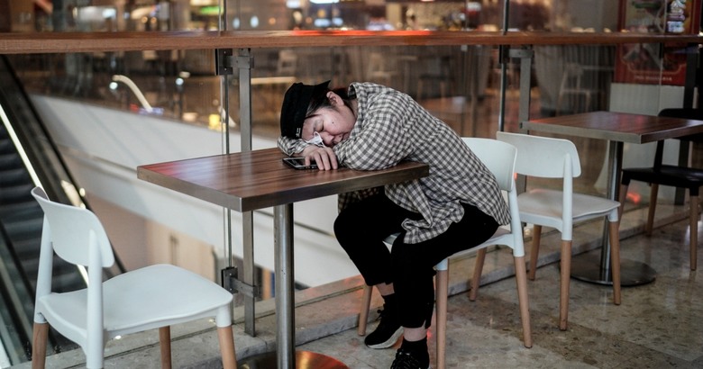 上班越上越窮「家裡供不起上班」衝熱搜