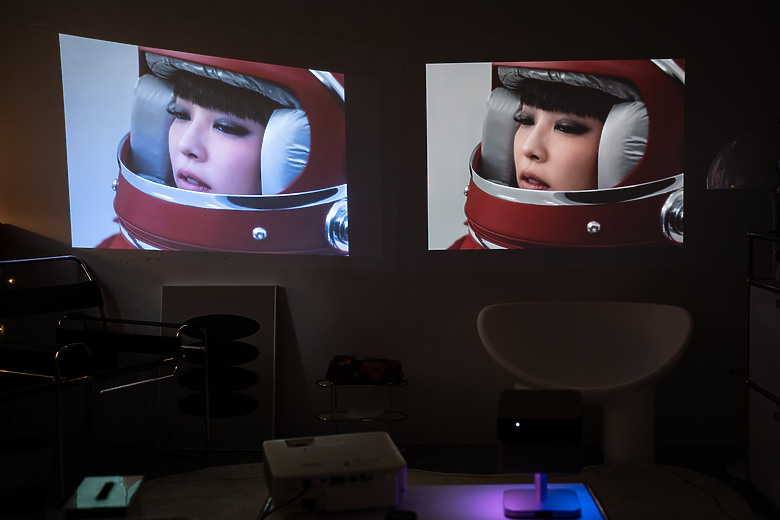 【評測】家裡最值得存在的那件科技傢俱：Epson EF-72 美學投影機