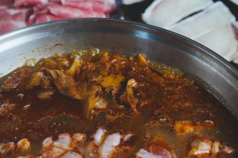 【台南酸白菜火鍋推薦】隱藏版麻辣酸白菜火鍋｜老師傅純手工酸白菜 ｜純手工酸白菜 × 手炒麻辣底｜東北酸白菜火鍋 安平店