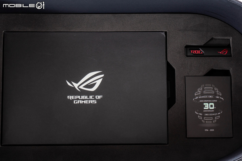 ROG Matrix Platinum GeForce RTX 5090 顯示卡開箱實測 集 30 周年經驗大成的頂級遊戲效能輸出者