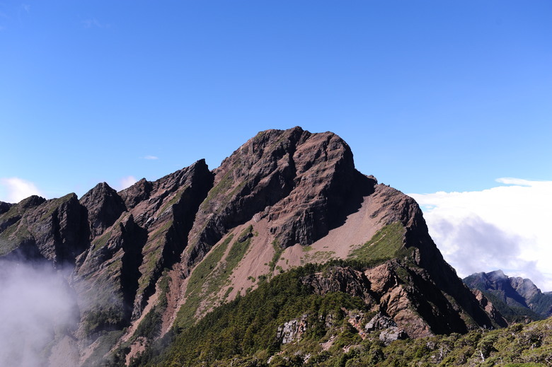 爬嘉明湖~玉山穿總統元旦外套，保暖又防水~~