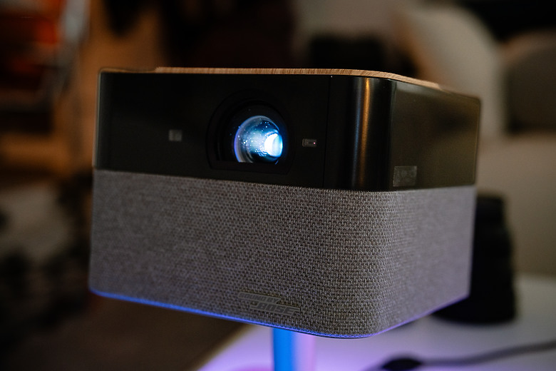 【評測】家裡最值得存在的那件科技傢俱：Epson EF-72 美學投影機