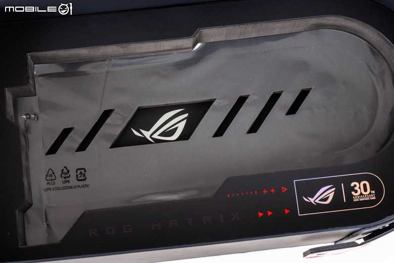 ROG Matrix Platinum GeForce RTX 5090 顯示卡開箱實測 集 30 周年經驗大成的頂級遊戲效能輸出者