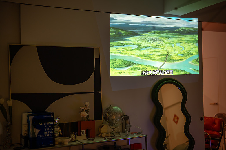 【評測】家裡最值得存在的那件科技傢俱：Epson EF-72 美學投影機