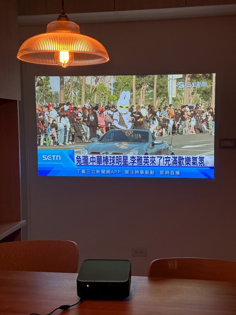 和新家的輕巧簡約融為一體，Epson EF-62N投影機開箱