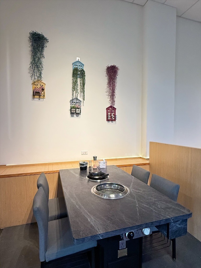 稻田美景燒肉店，套餐肉量十足，泰式沾醬超唰嘴又解膩