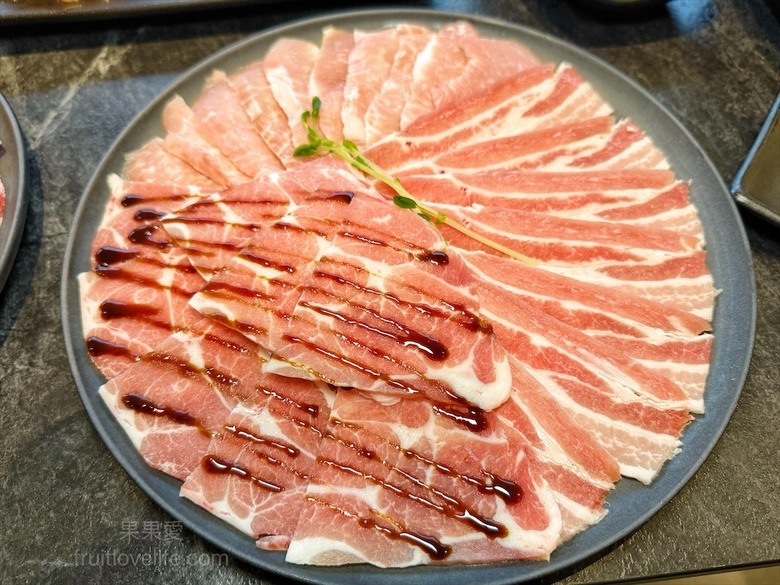 稻田美景燒肉店，套餐肉量十足，泰式沾醬超唰嘴又解膩