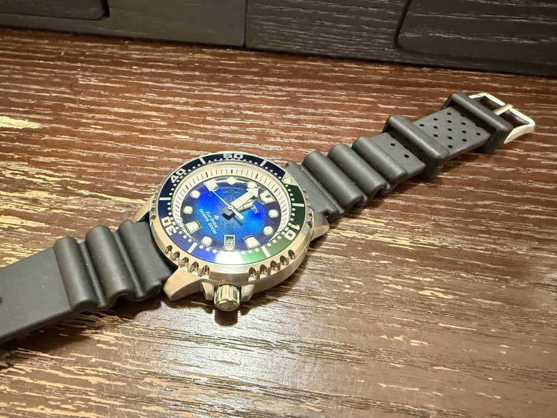 開箱 / 親民雪碧圈 CITIZEN 千彩之海 光動能潛水錶 BN0166-01L