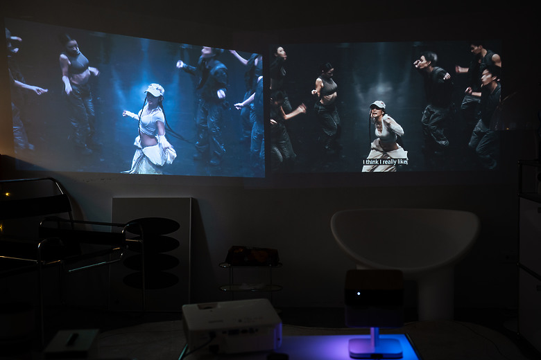 【評測】家裡最值得存在的那件科技傢俱：Epson EF-72 美學投影機