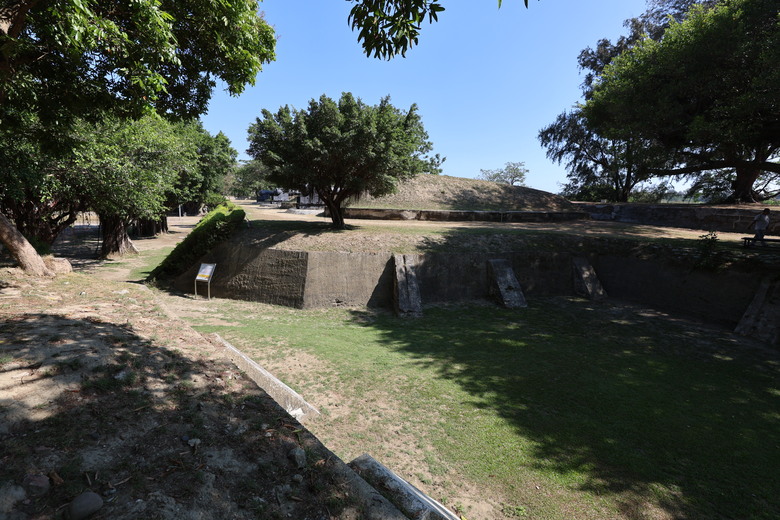 帶著R8的旅行 鷲嶺食肆 原台南測候所 吳園藝文中心 臺南知事官邸 億載金城