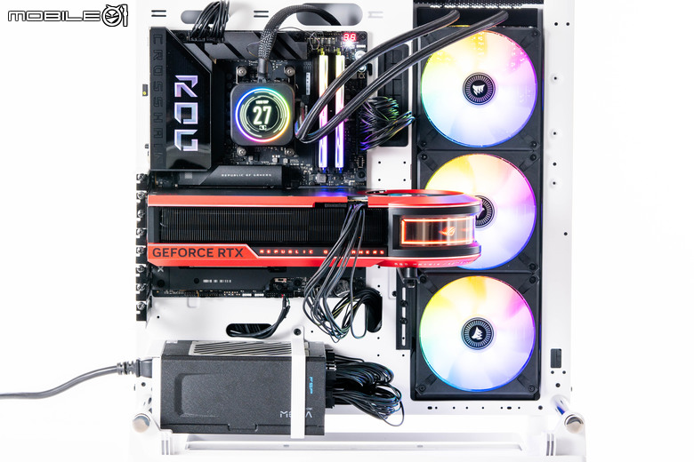 ROG Matrix Platinum GeForce RTX 5090 顯示卡開箱實測 集 30 周年經驗大成的頂級遊戲效能輸出者